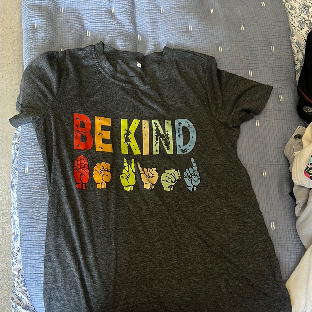 Be Kind GraphicT-Shirt - size M